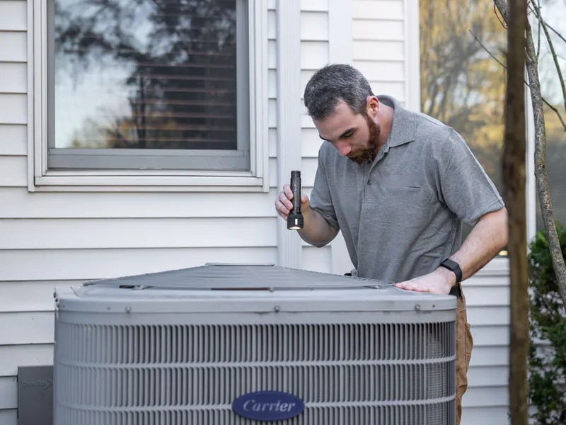 Technicien intervenant sur une installation de ventilation — Charente