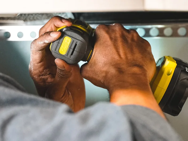 Technicien intervenant sur une installation de ventilation — Ariège